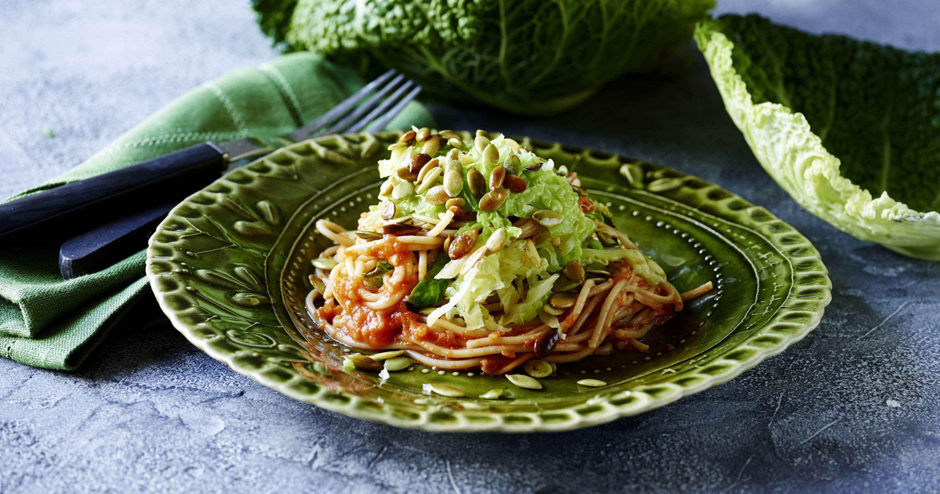 Spaghetti med tomatsauce og ristede græskarkerner
