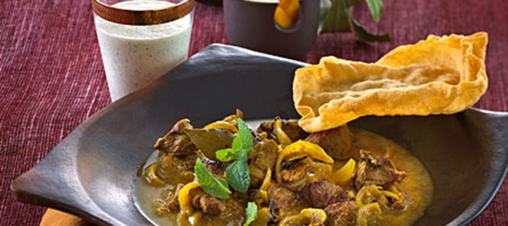 Spicy lammeragout med kølende myntelassi