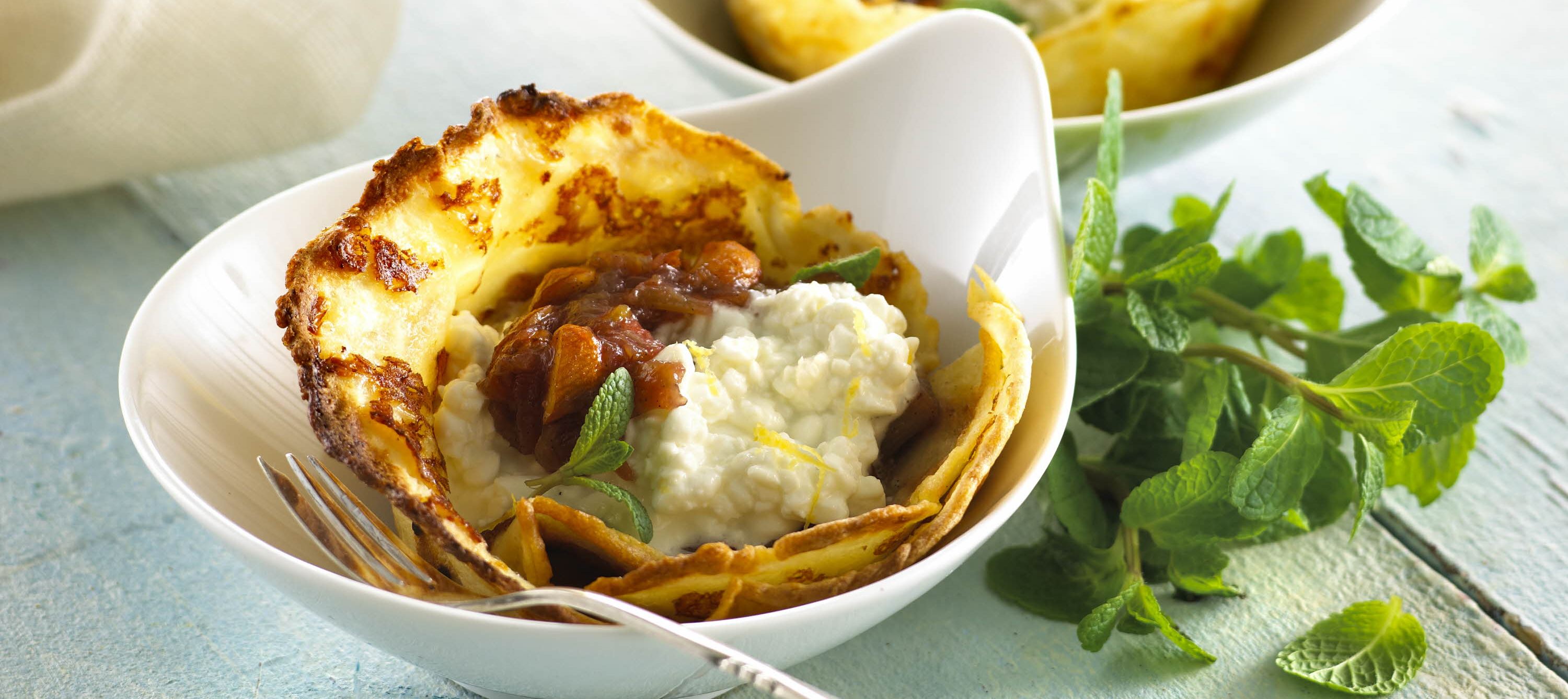 Pandekager med gratineret rabarberkompot