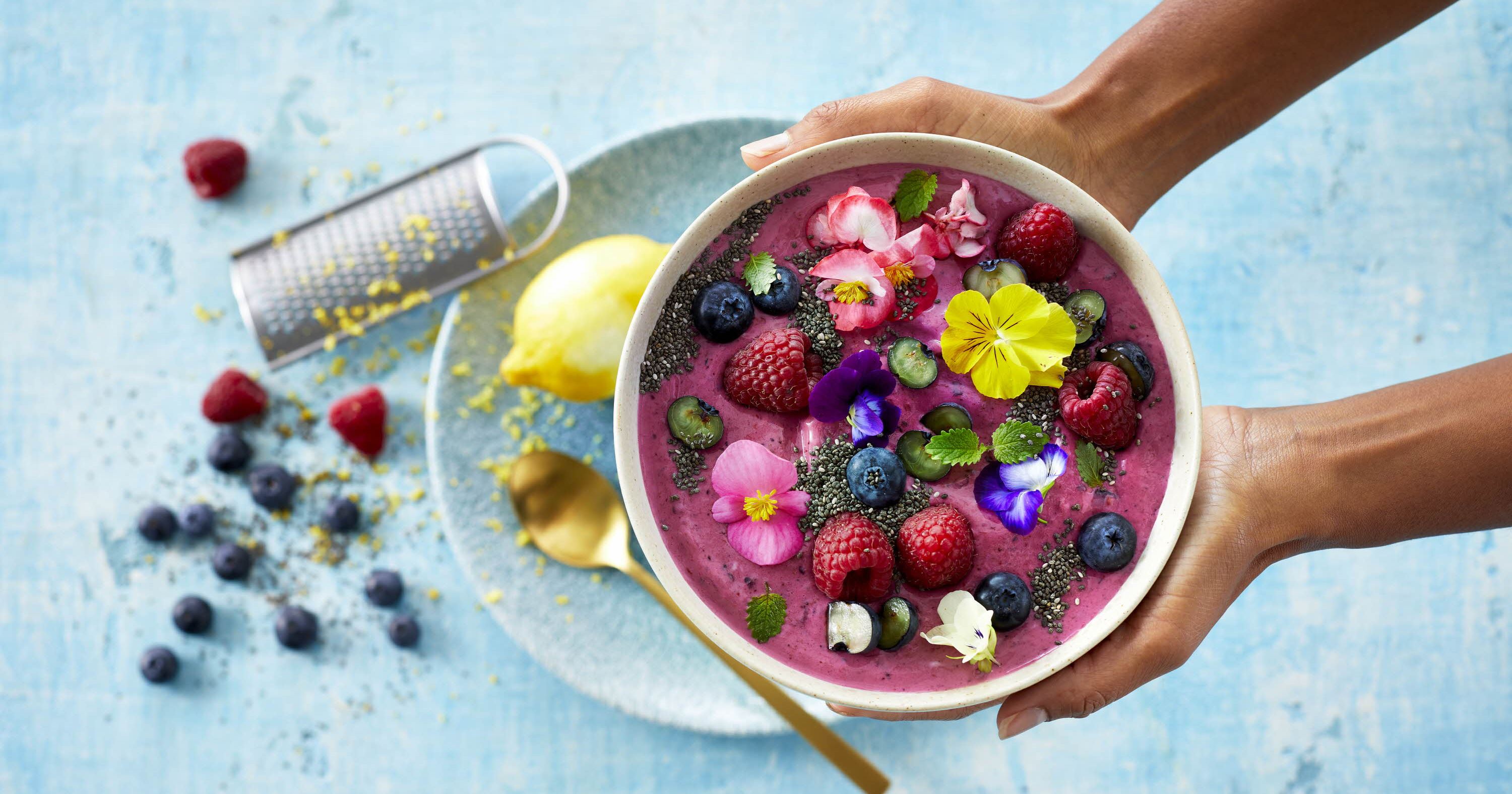 Smoothie bowl med skyr, skovbær og chiafrø