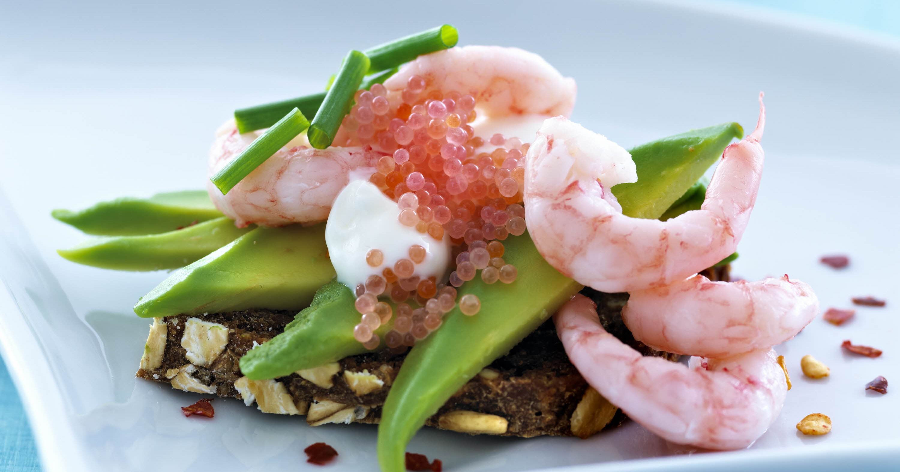 Avocado med rejer og stenbiderrogn