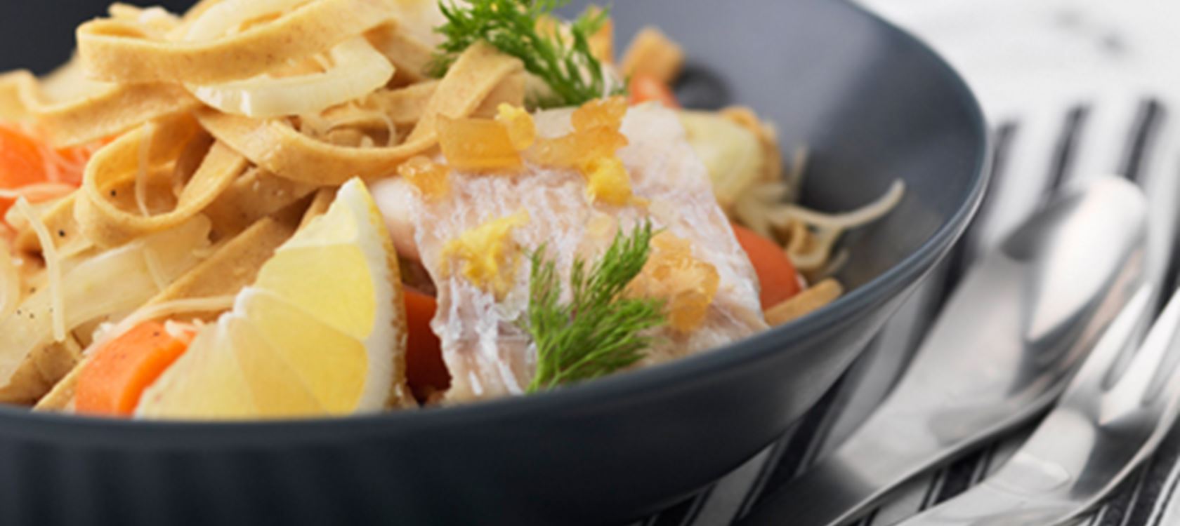 Ingefærkrydret fisk og grøntsagspasta