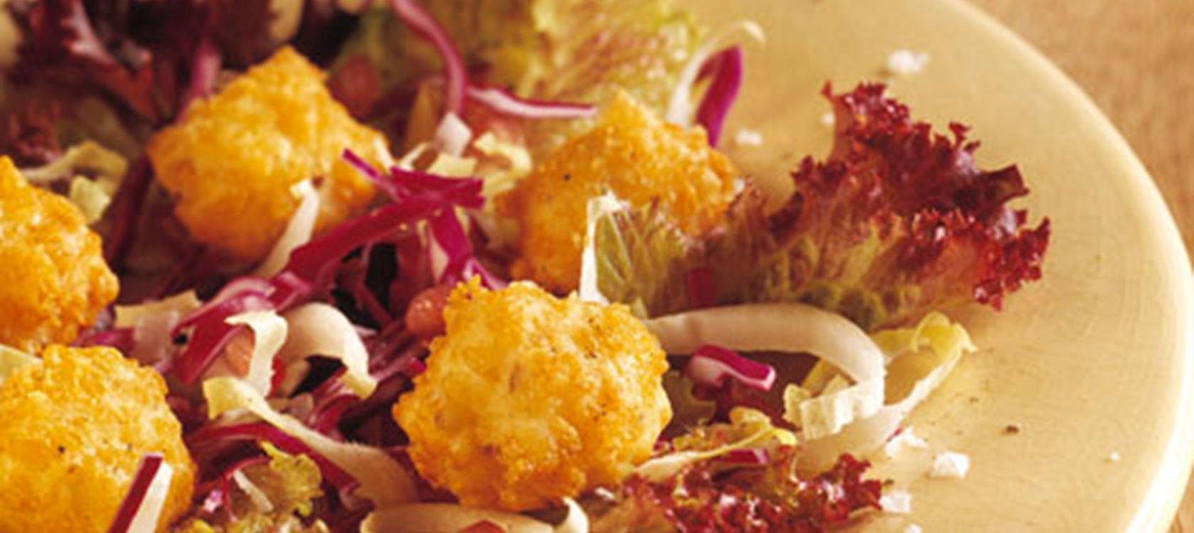 Salat med osteboller