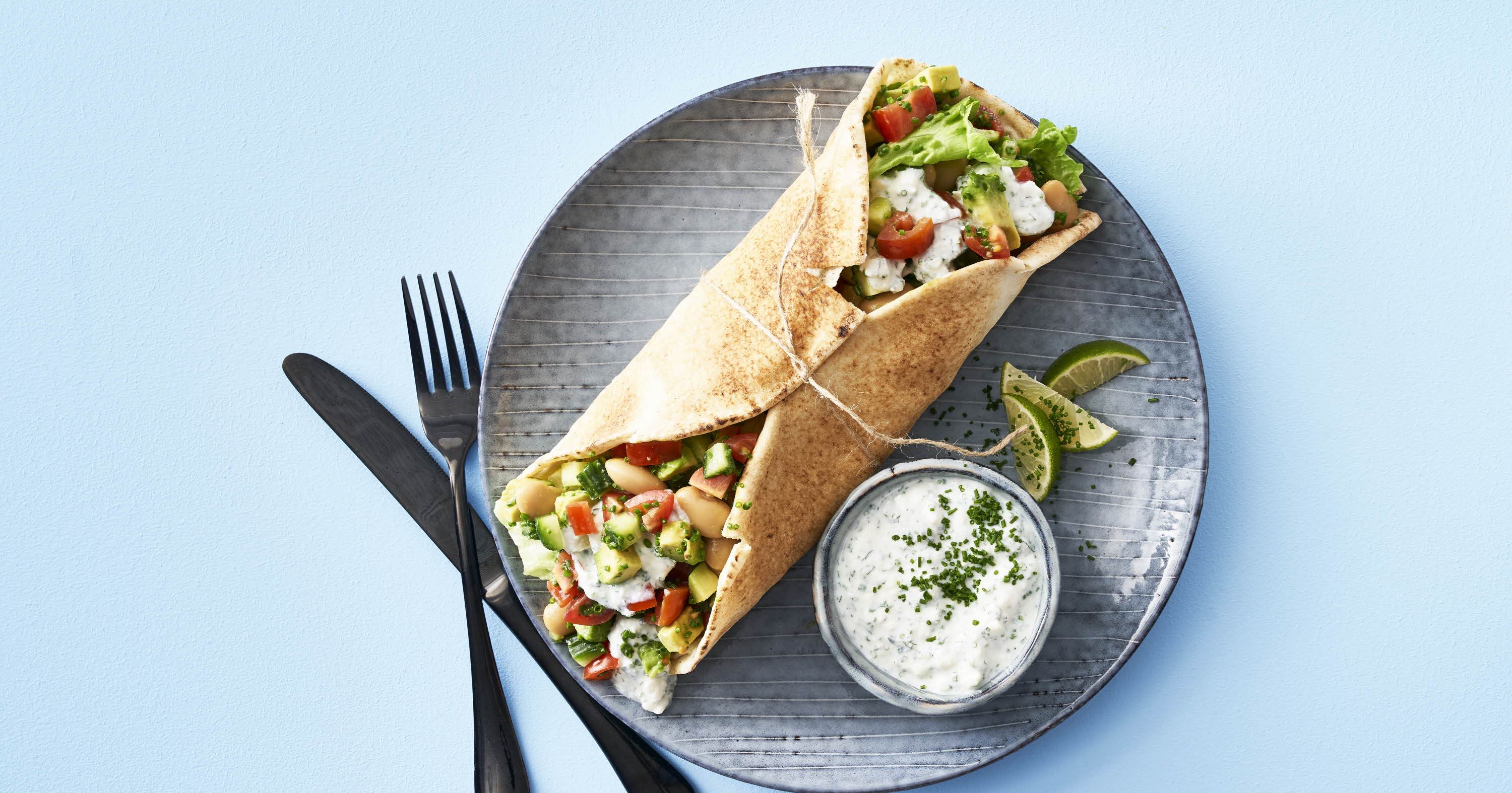 Tyrkiske brød med bønnefyld og myntedressing