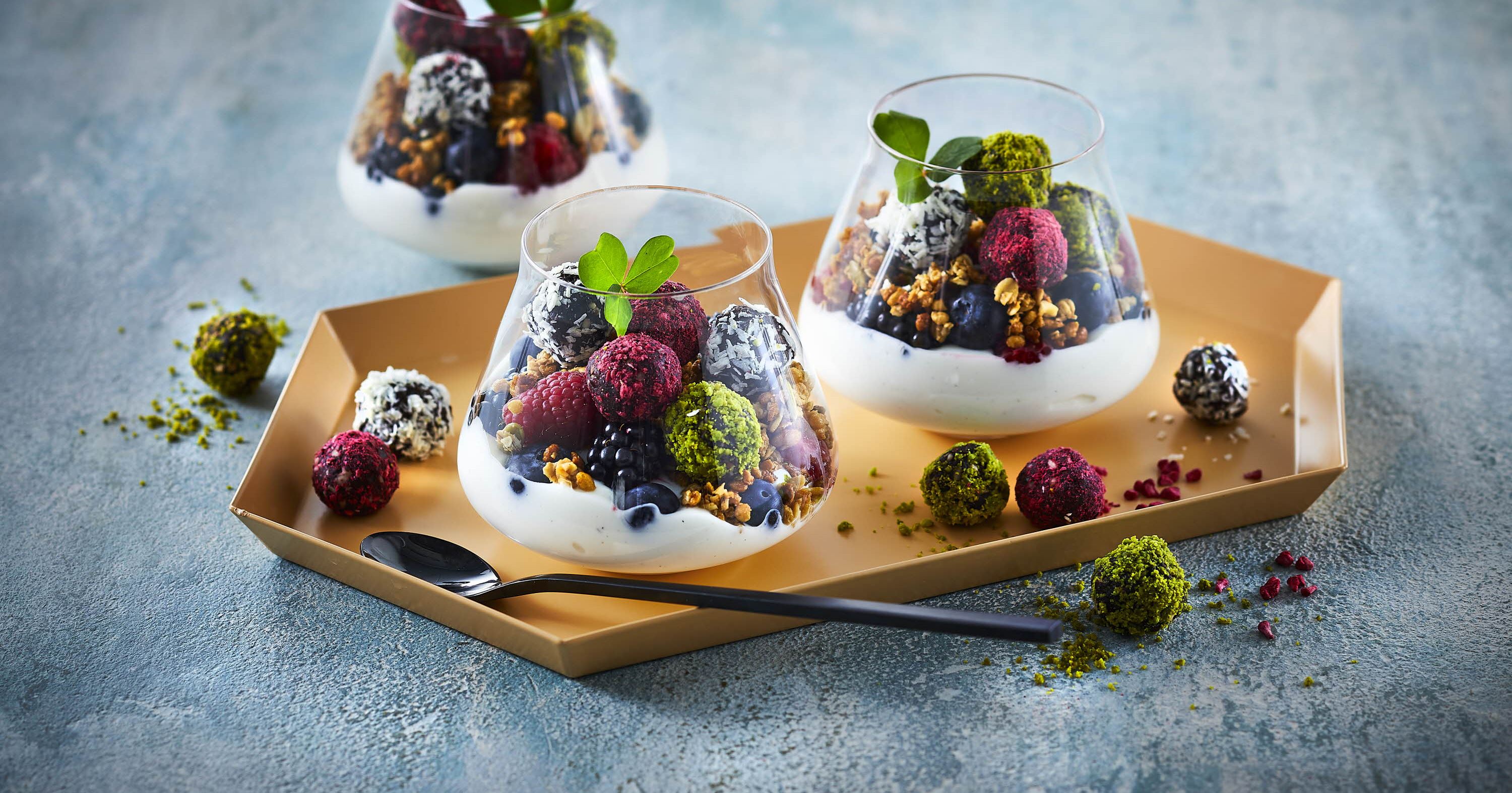 Daddelkugler med skyr og bær