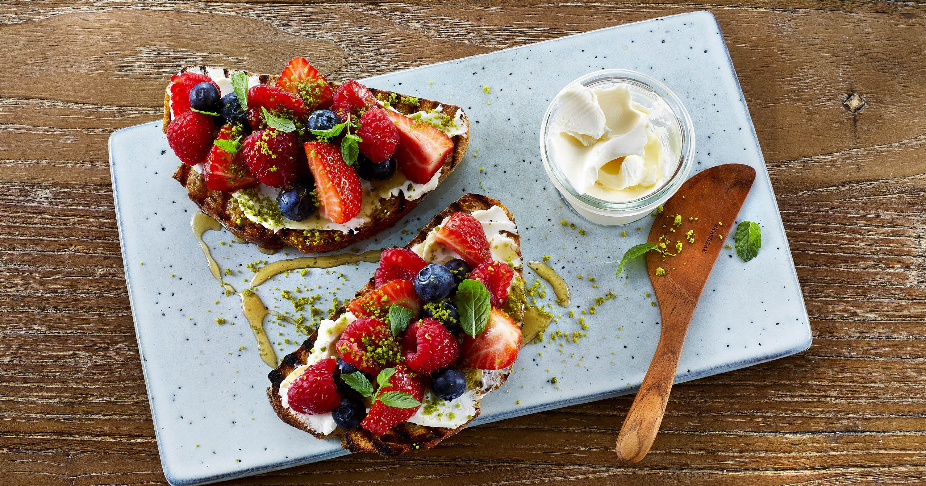 Toast med flødeost og friske bær