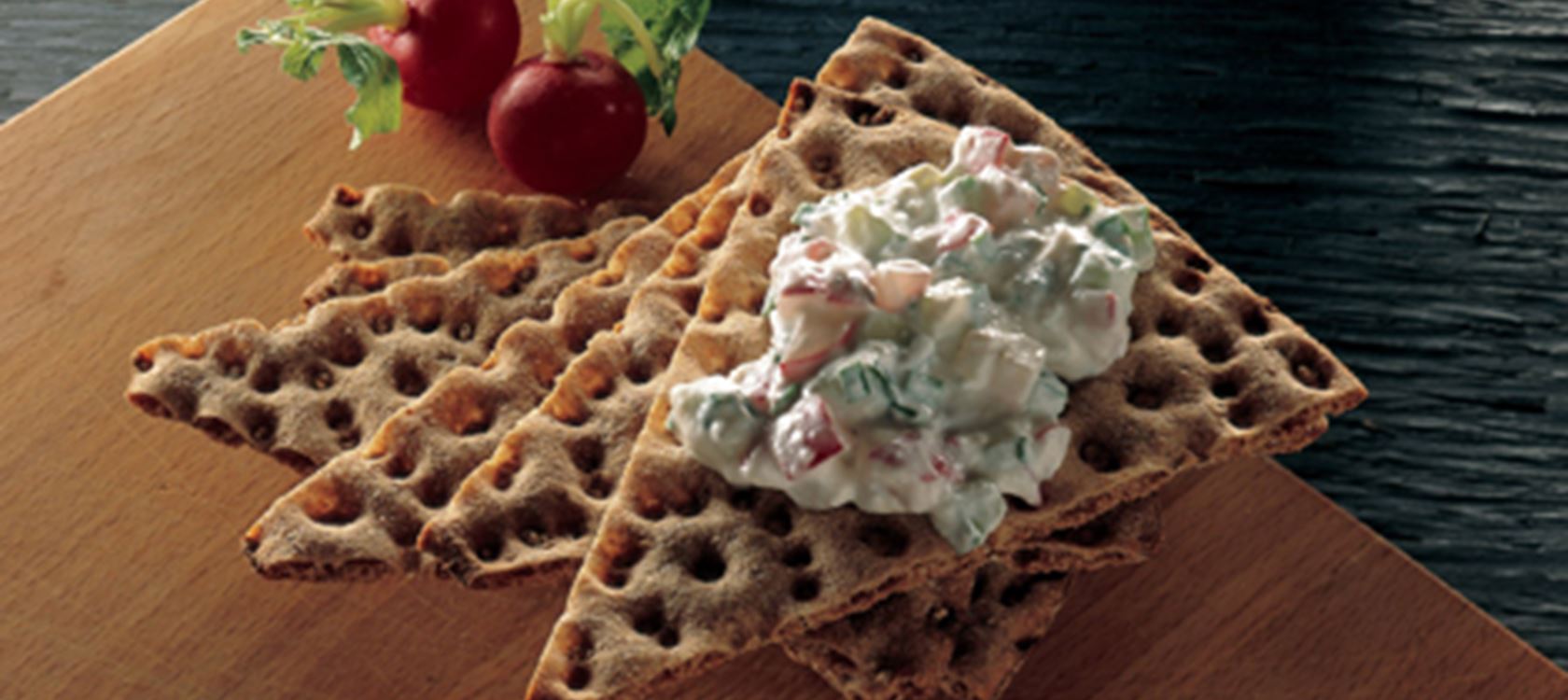 Knækbrød med rygeostsalat