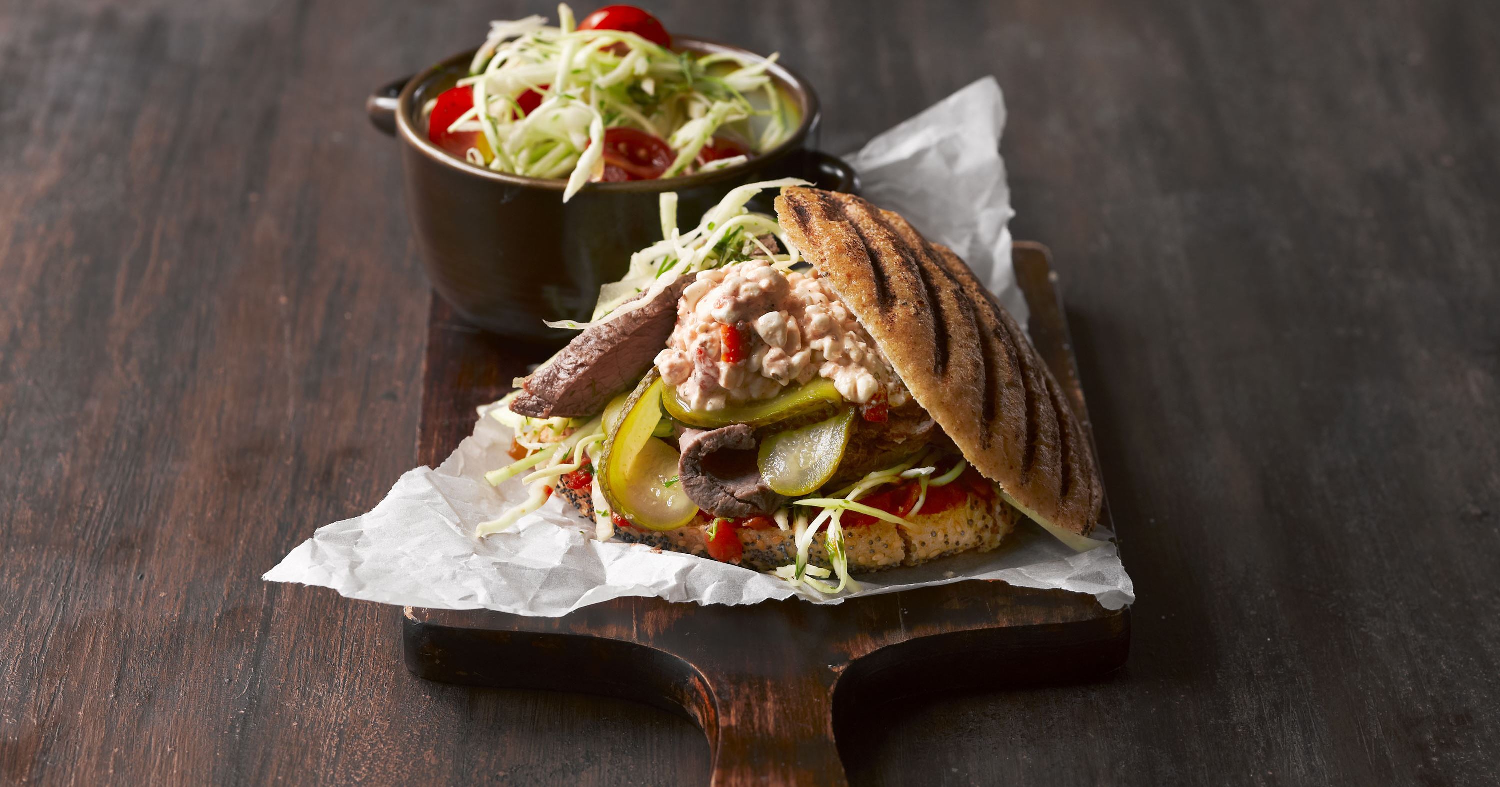 Sandwich med flanksteak og tomatkrydret hvidkål