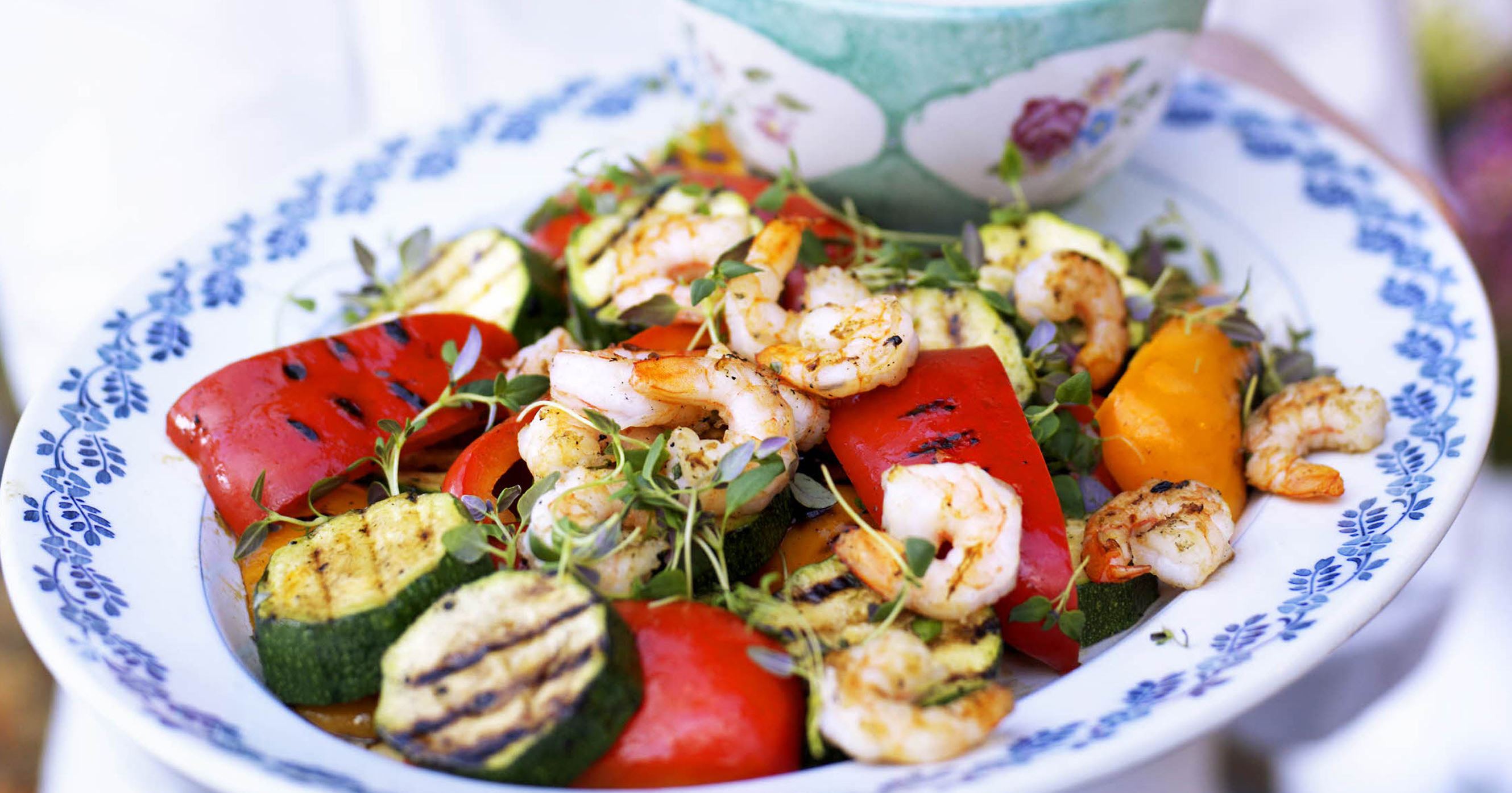 Grillede grøntsager med rejer