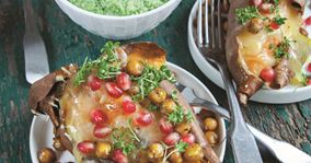 Bagte søde kartofler med sprøde kikærter og broccolipesto