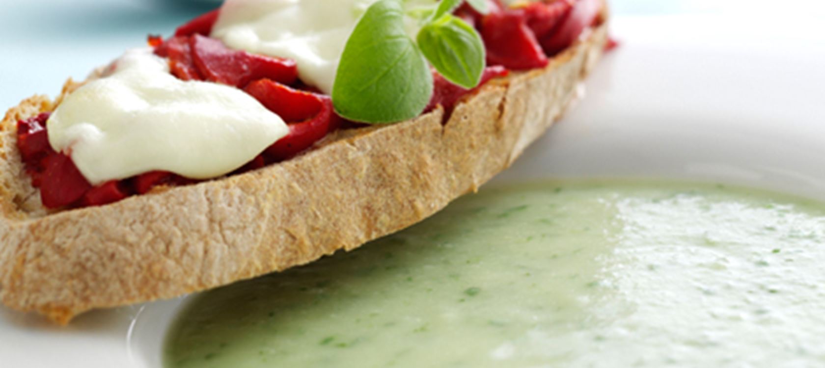 Blomkålssuppe med krydderurter og peberfrugttoast