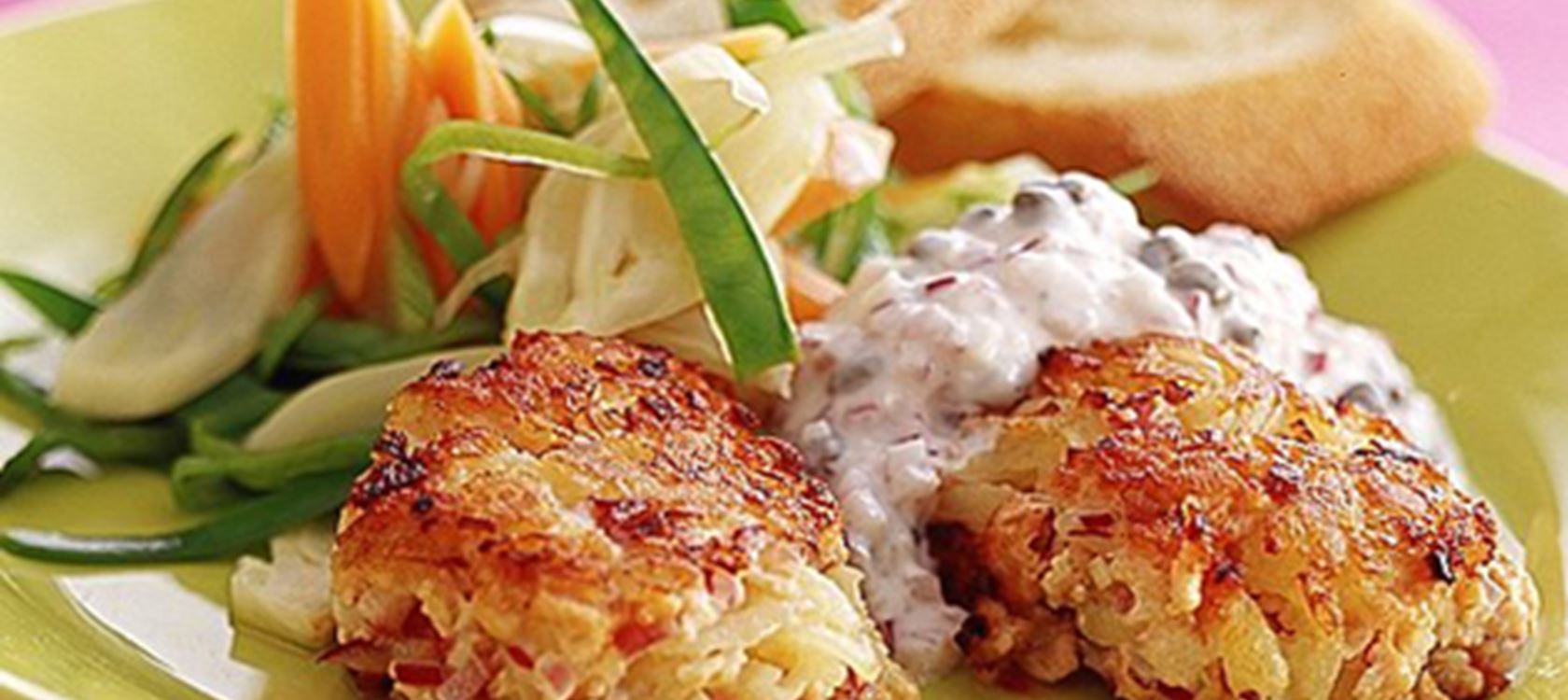 Lakse- og kartoffelkager med kapersdip