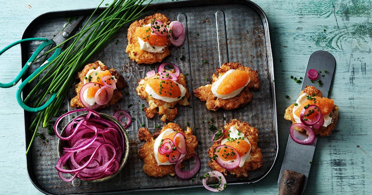 Blomkålsblinis med citronsyltede rødløg og kaviar