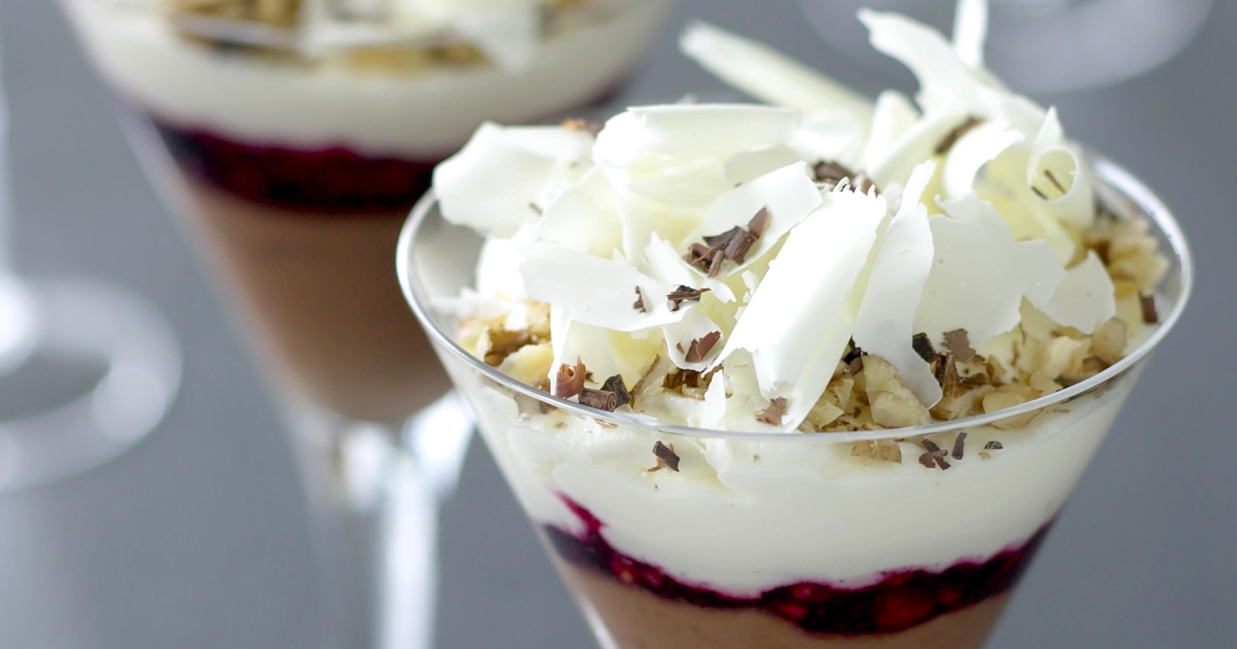 Hvid og mørk chokolademousse med skovbærsirup
