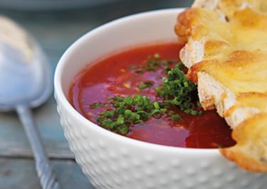 Kold tomatsuppe med ostebrød