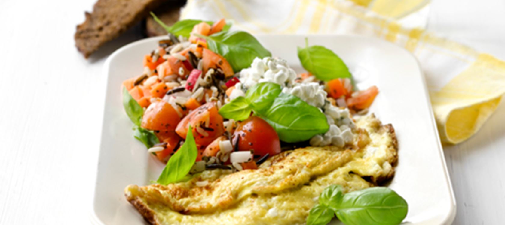 Omelet med hytteost og sprød rissalat