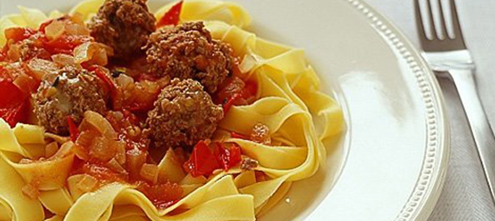 Kødboller med ost i tomatsauce