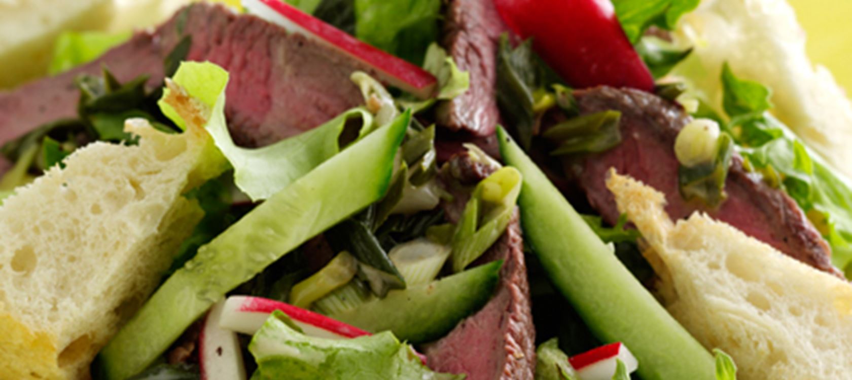 Steaksalat med cremet dressing og brødcroutons