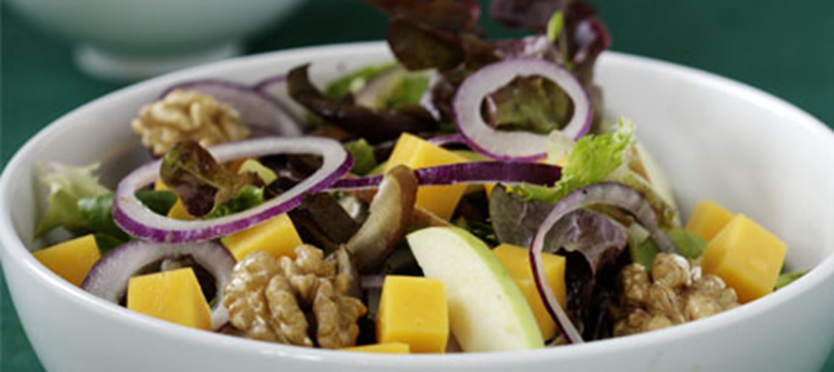 Salat med ost og dadler