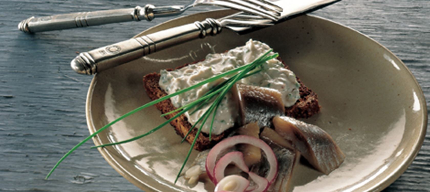 Sildemad med kvarksalat