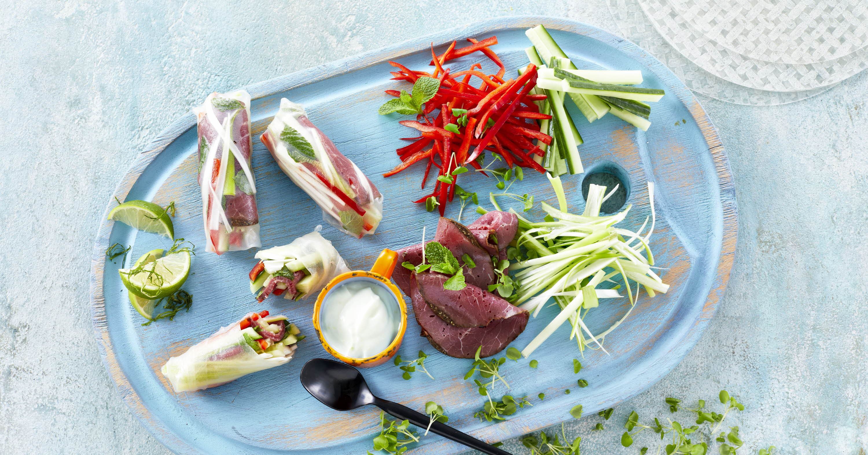 Rispapirruller med roastbeef og wasabidip