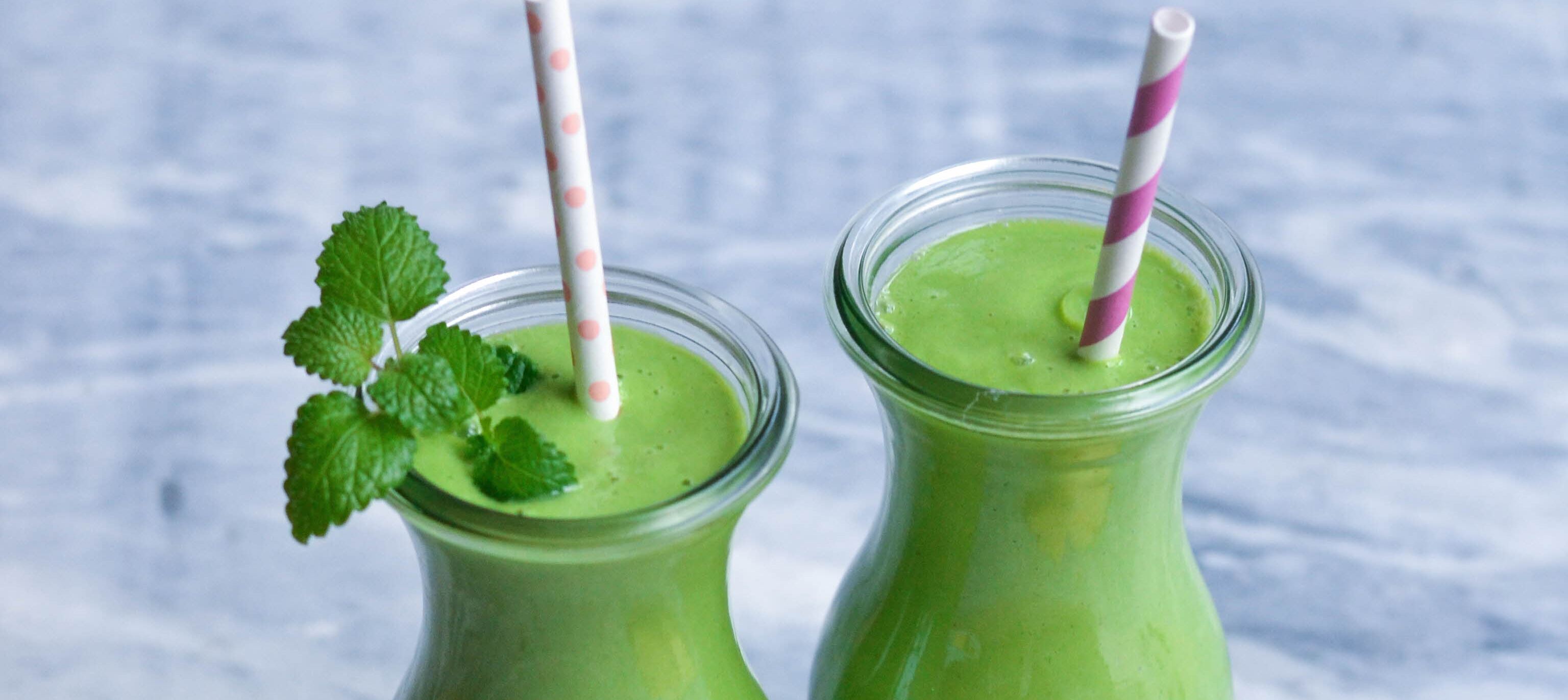 Grøn skyrsmoothie med avocado, broccoli og spinat