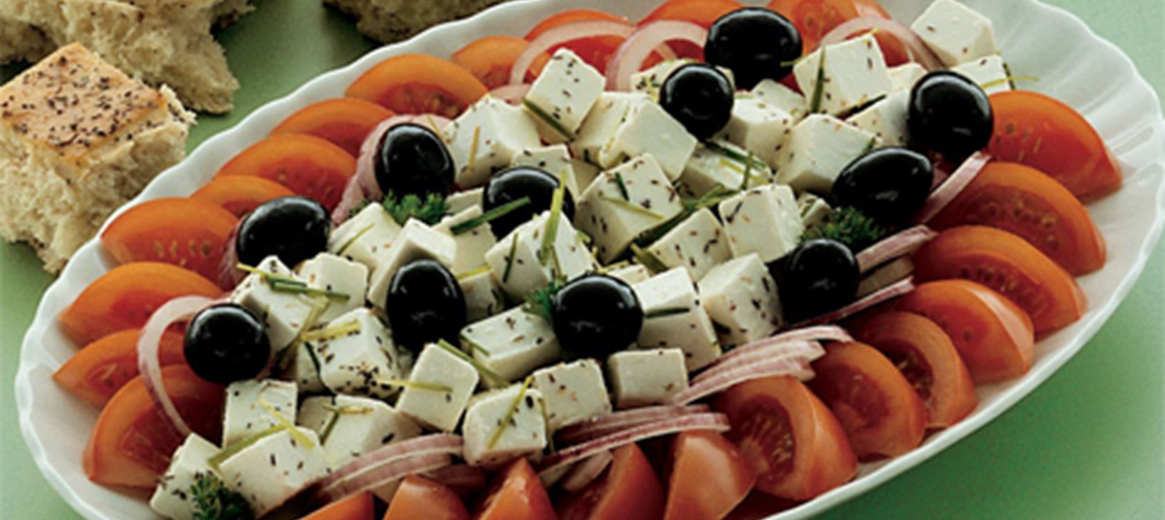 Tomatsalat med oliven og ost