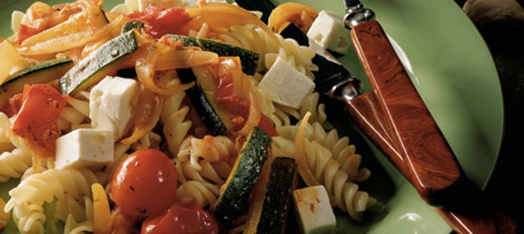 Pasta med løg, tomater og squash