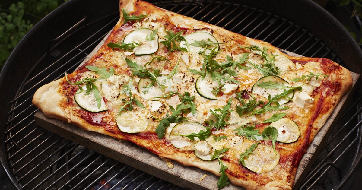 Bare gør restaurant Hej hej Pizza på grill med salatost og rucola - Smag Opskriften fra Arla her! | Arla