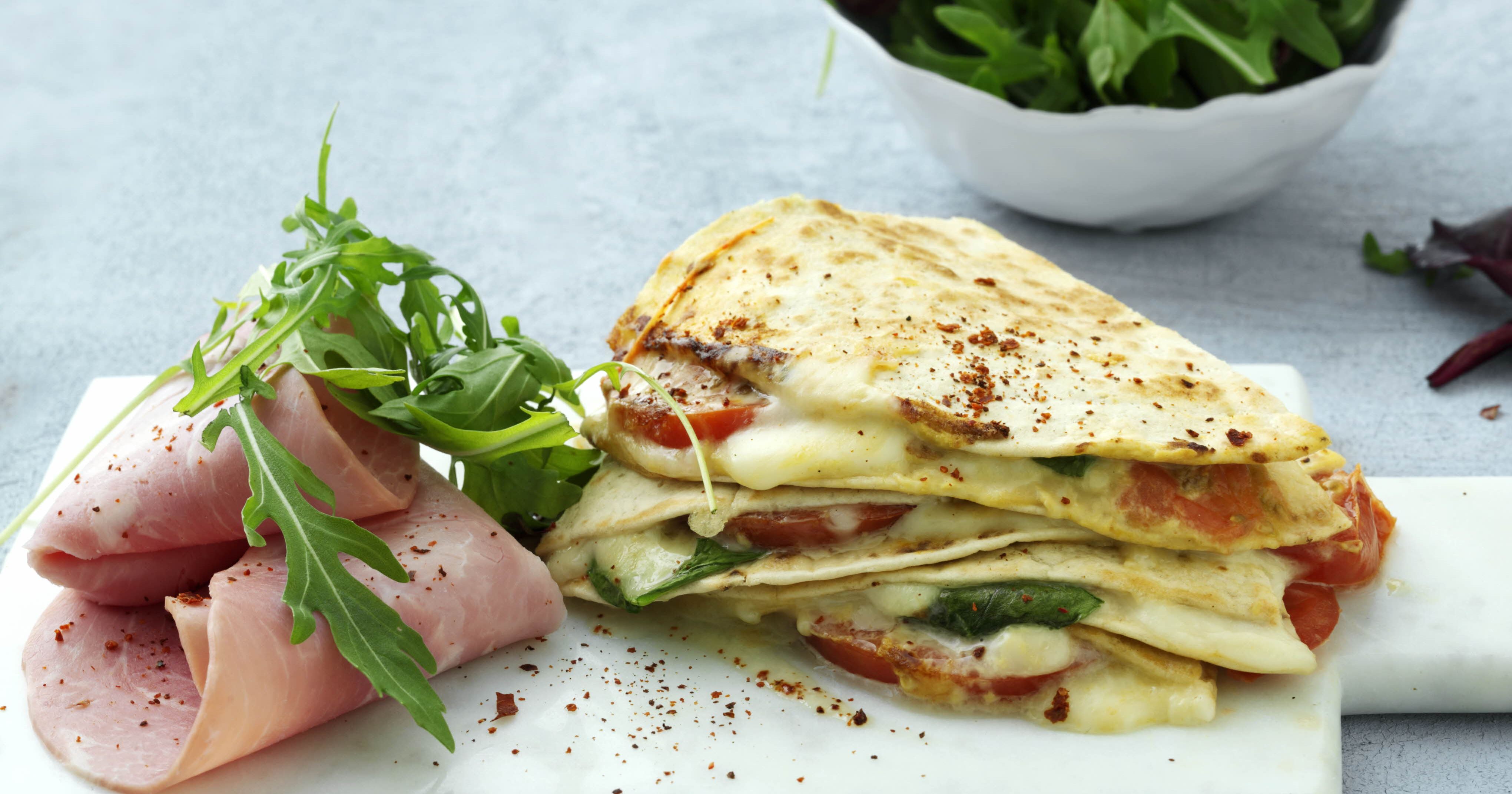 Quesadillas med hytteost, spinat og skinke