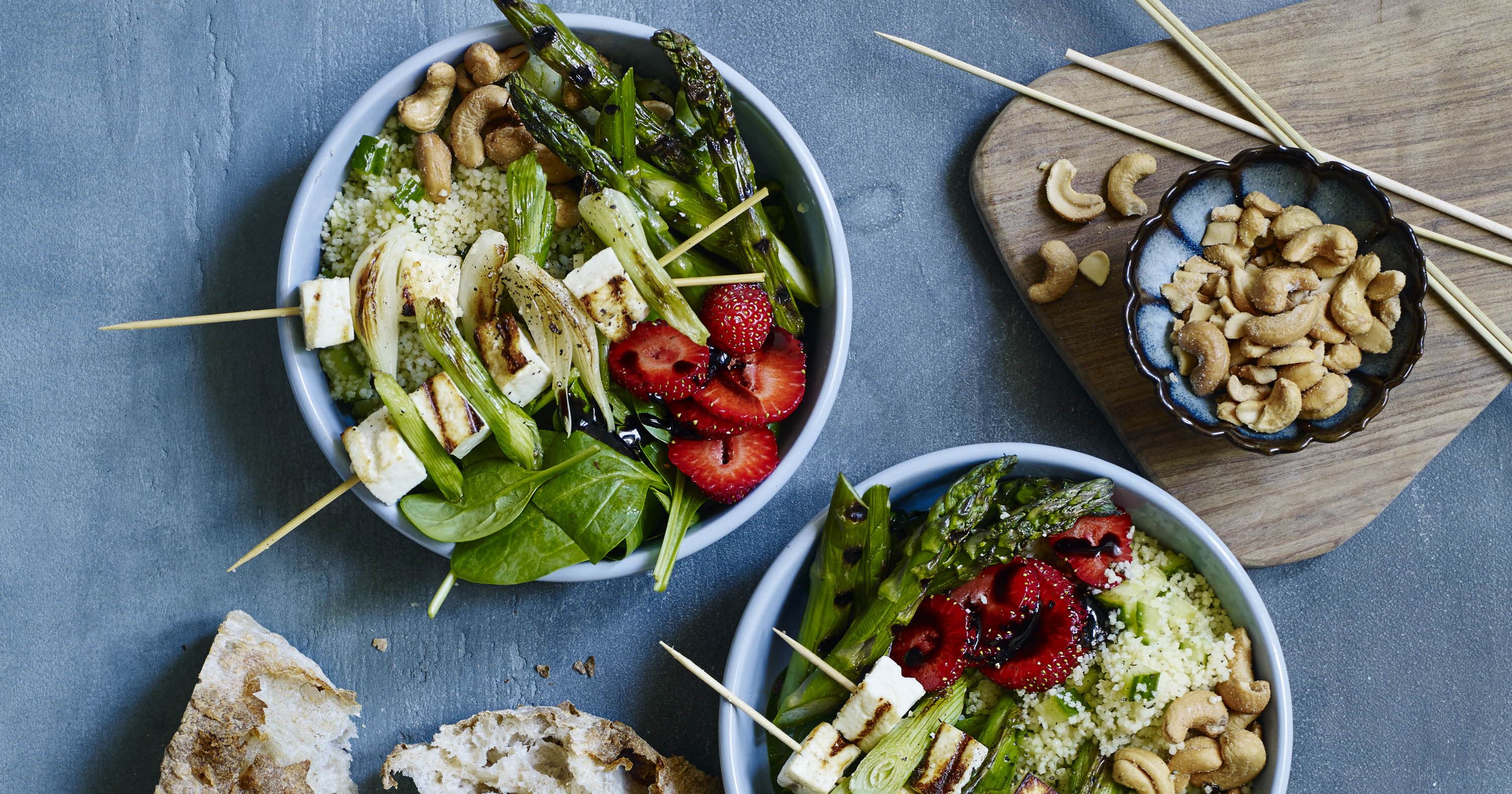 Buddha bowl med grillede paneer-spyd