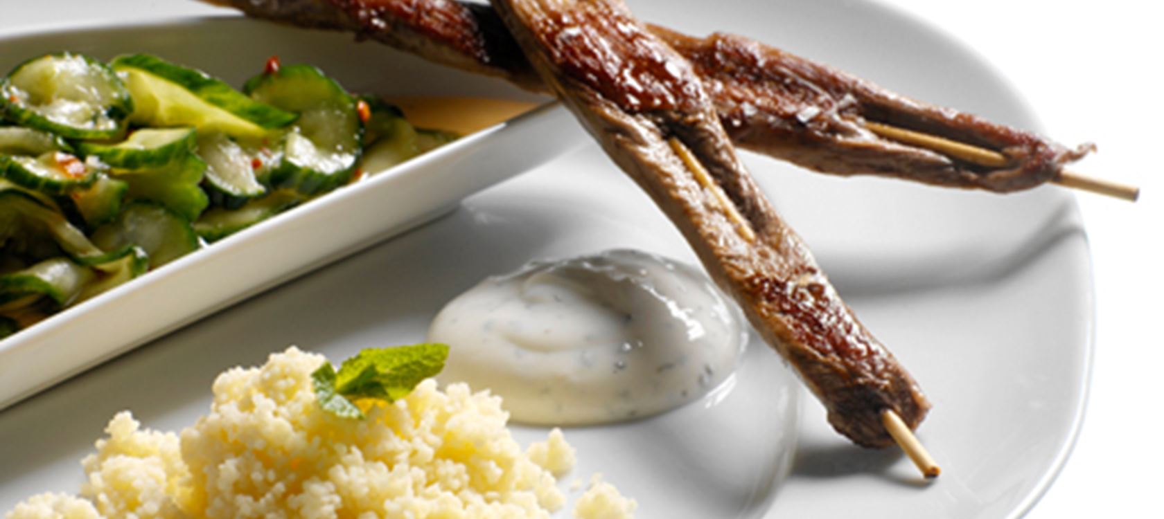 Lammesatay med krydret agurkesalat