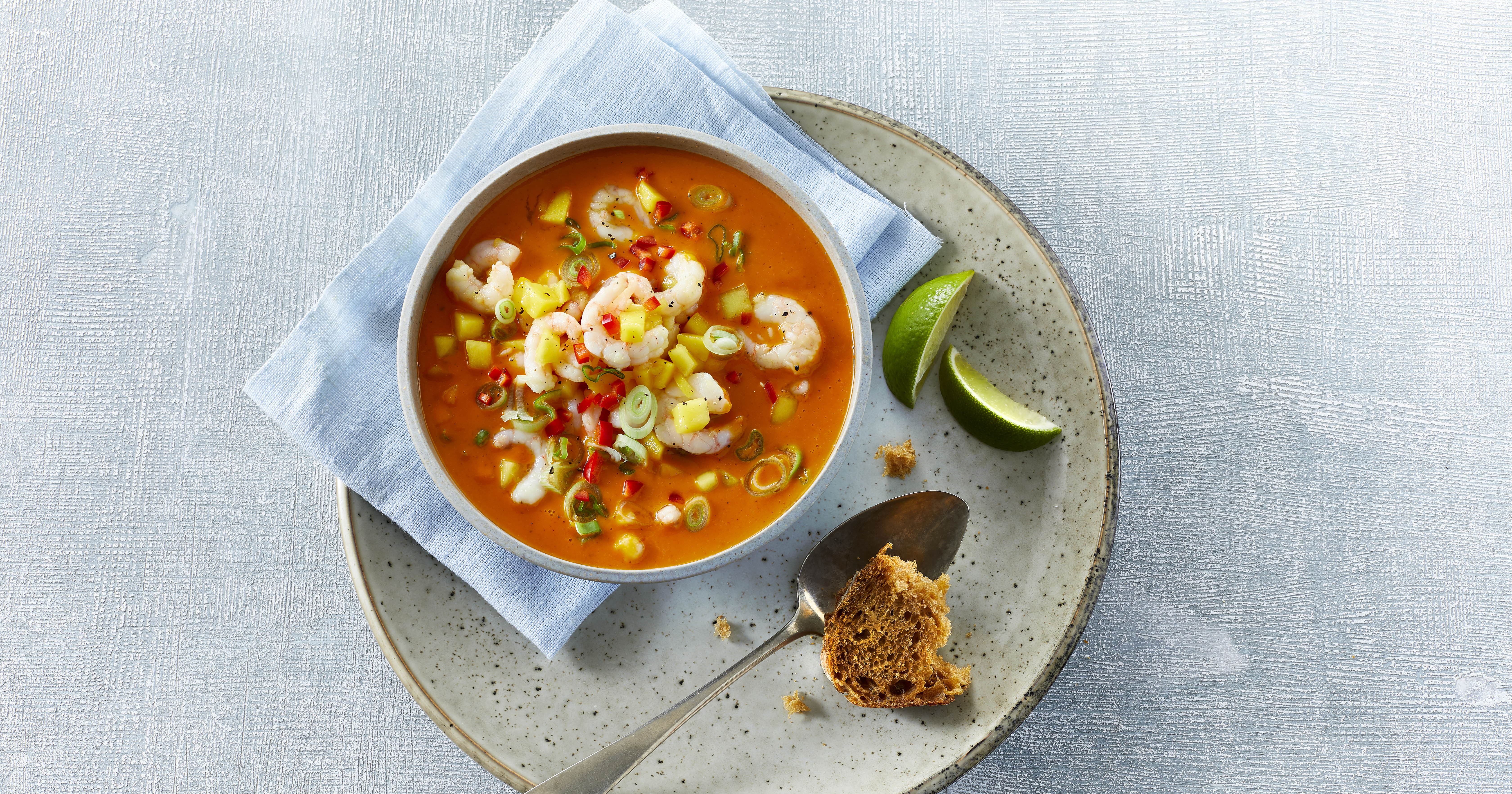 Tomatsuppe med mango og ingefærmarinerede rejer