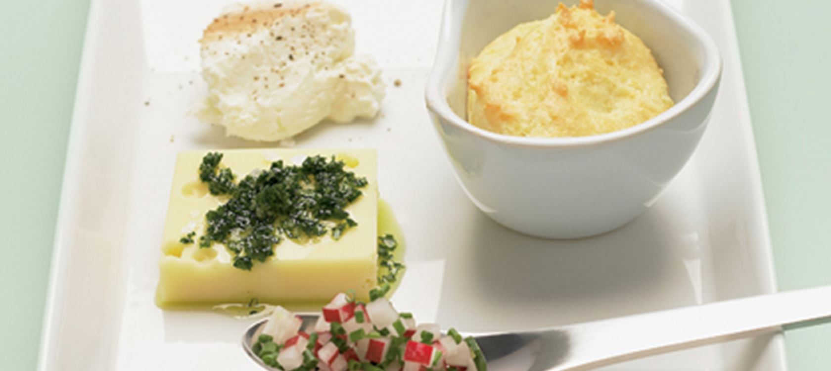 Ostetallerken med små ostesouffléer