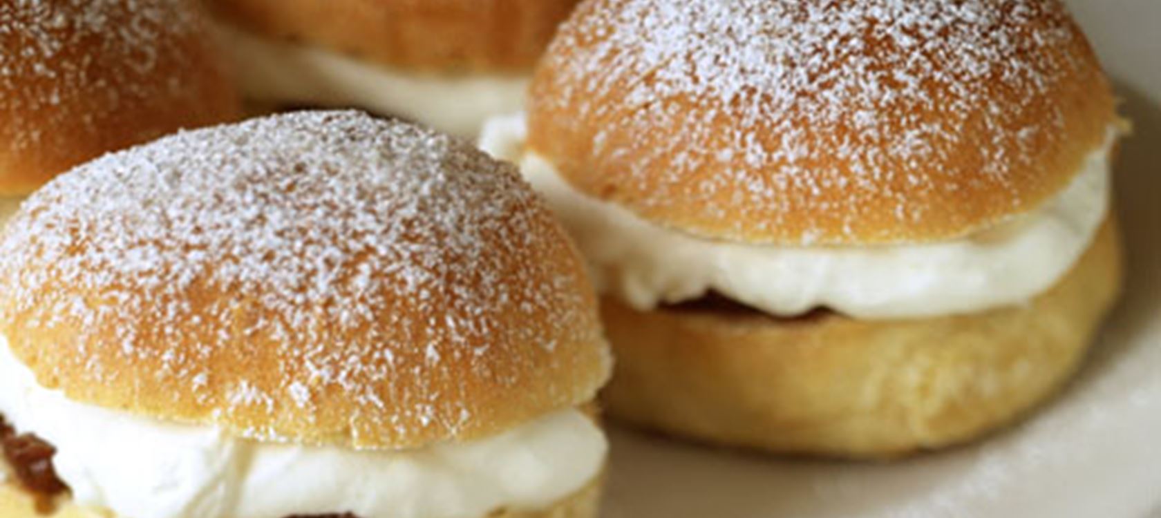 Fastelavnsboller med svesker