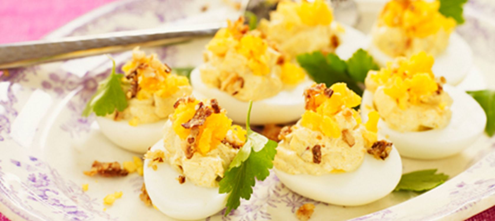 Halve æg med mangochutney