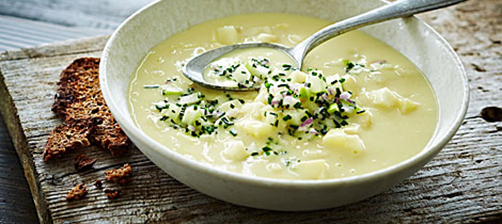 Fyldig suppe med rødder og salsa