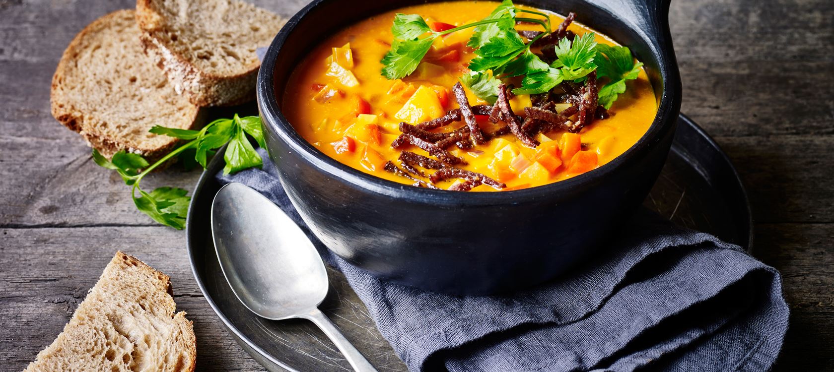 Tomatsuppe med grøntsagsfyld og sprødt pølsedrys