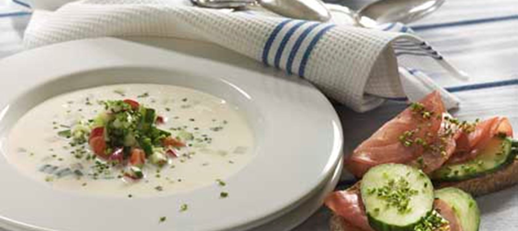 Kold fraichesuppe og hvidløgsbruschetta med filet