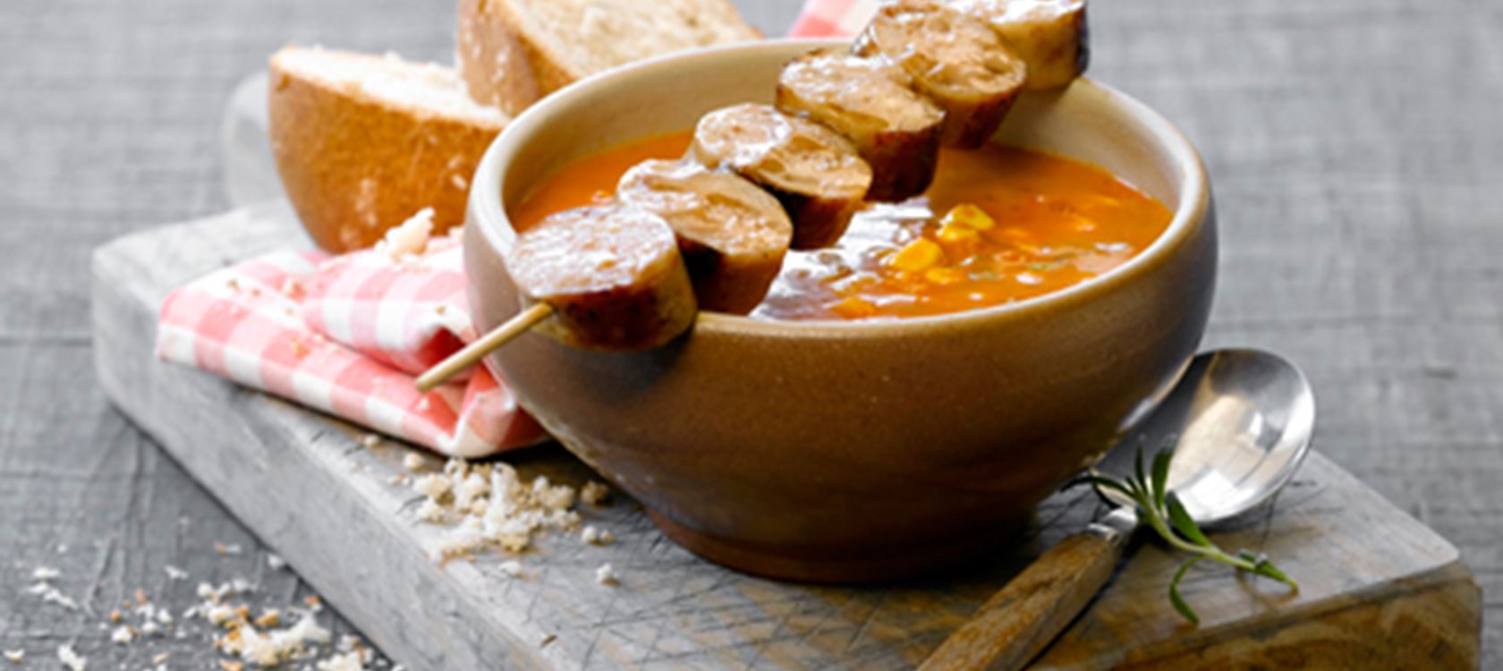Tomatsuppe med marineret medisterpølse