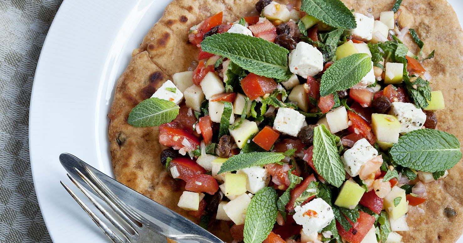 Tomatsalat med mynte på tomatpandebrød