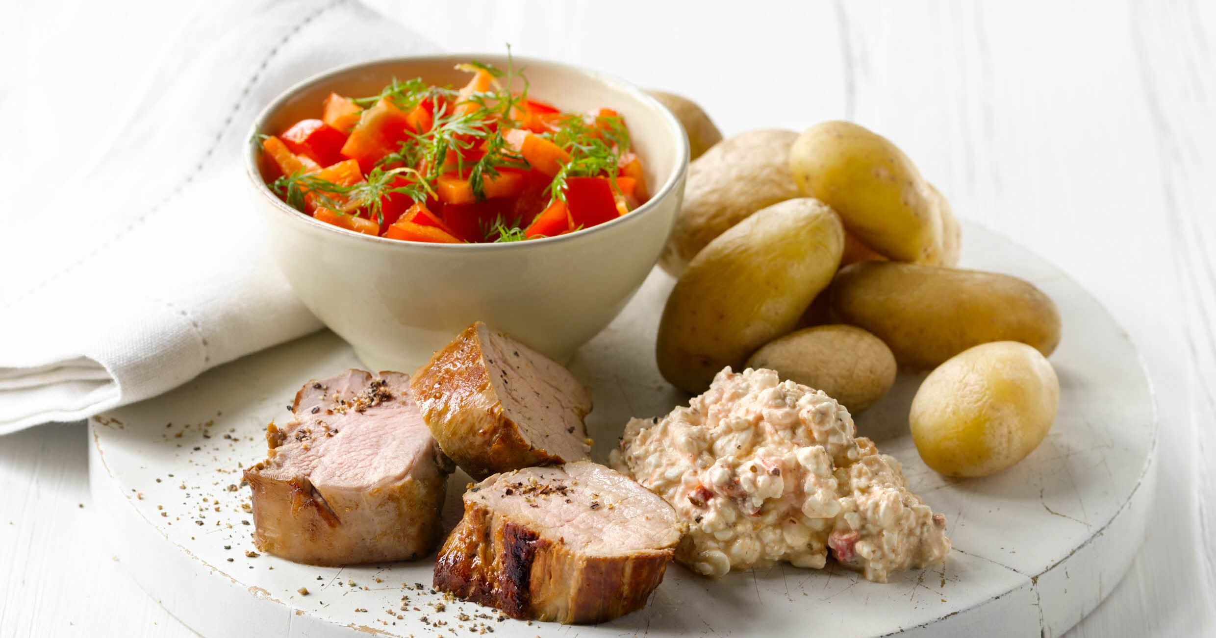 Mørbrad med sursød salat og hytteost