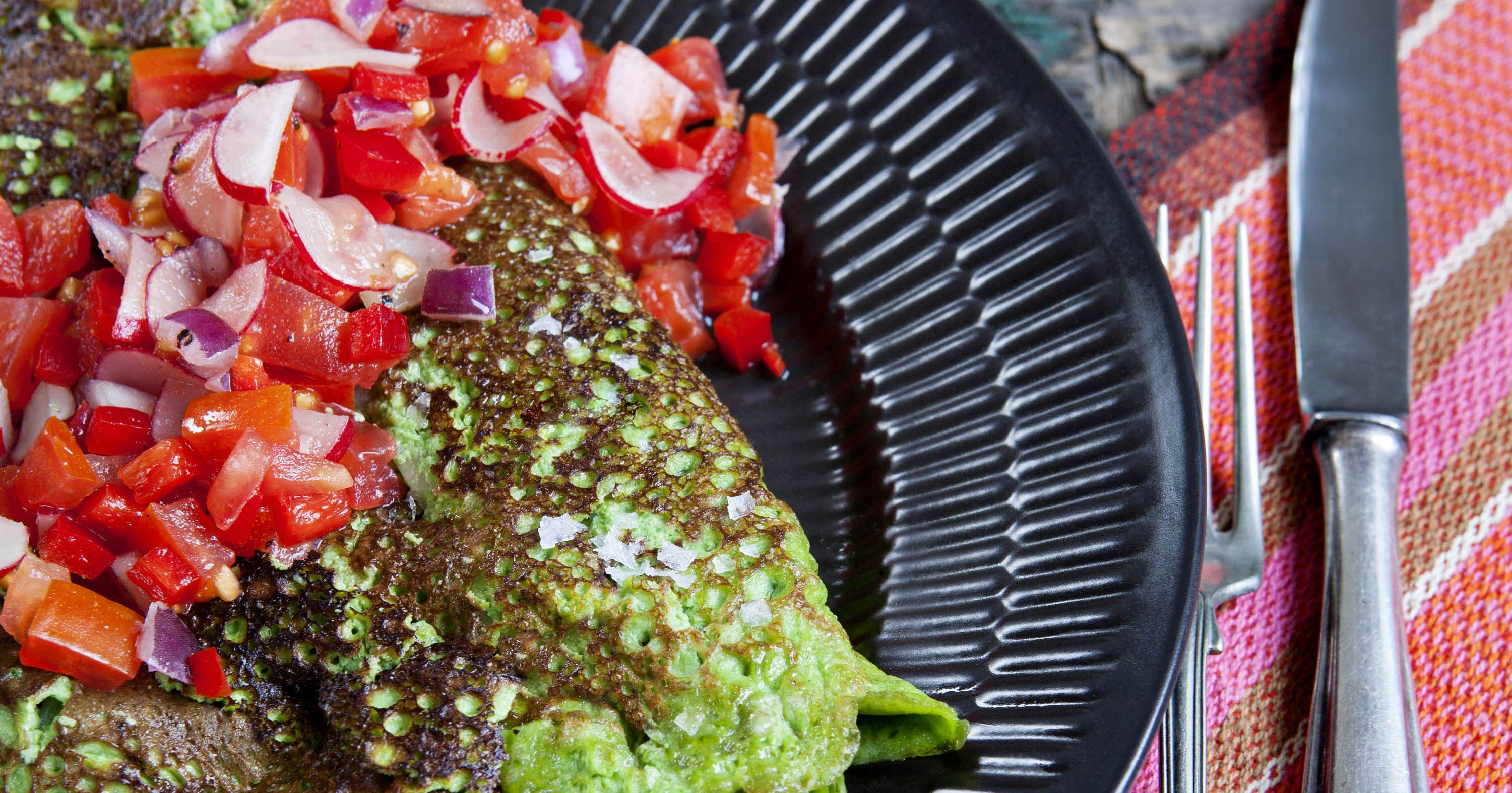 Grøn omelet med rød salsa
