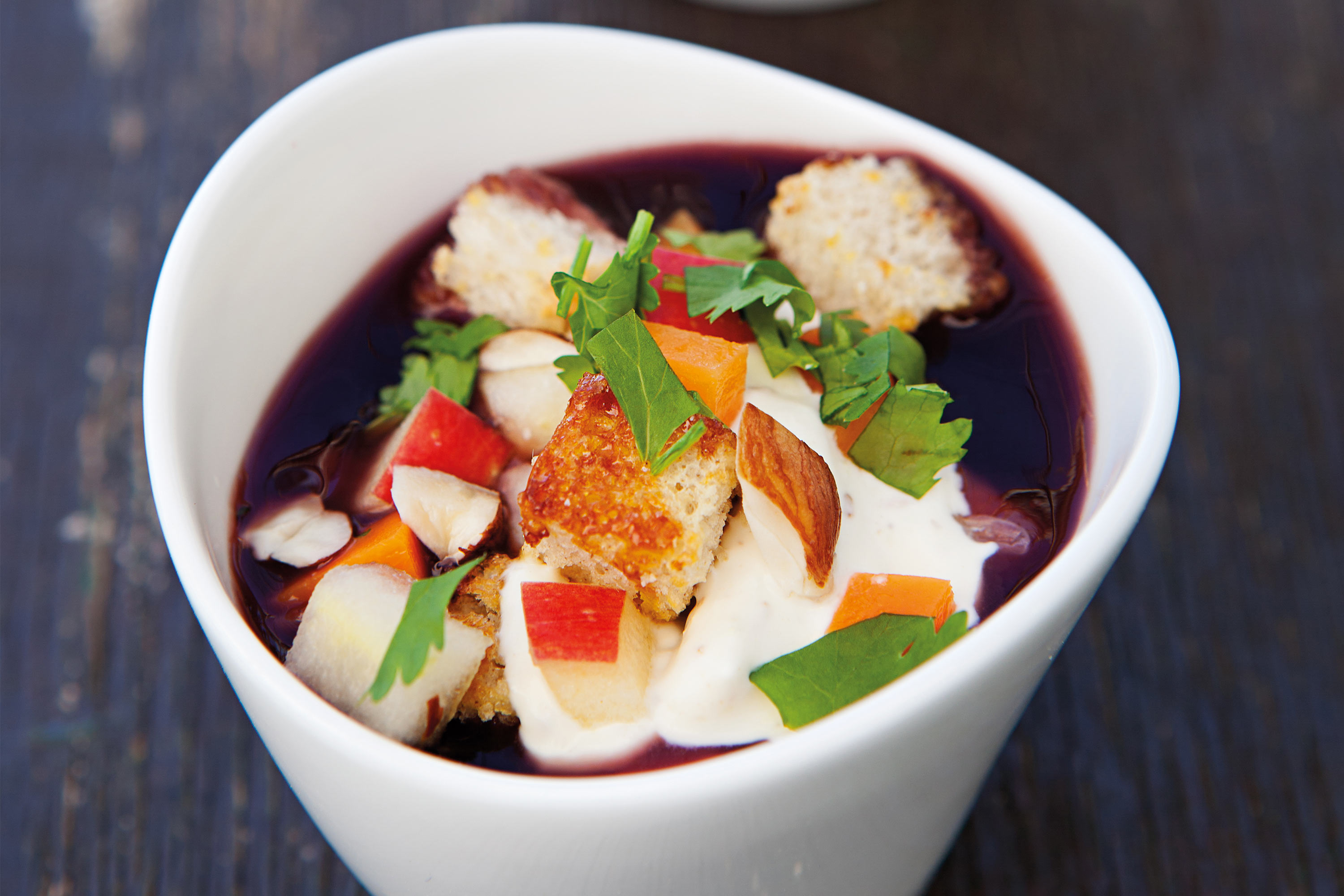 Hyldebærsuppe med æblesalsa