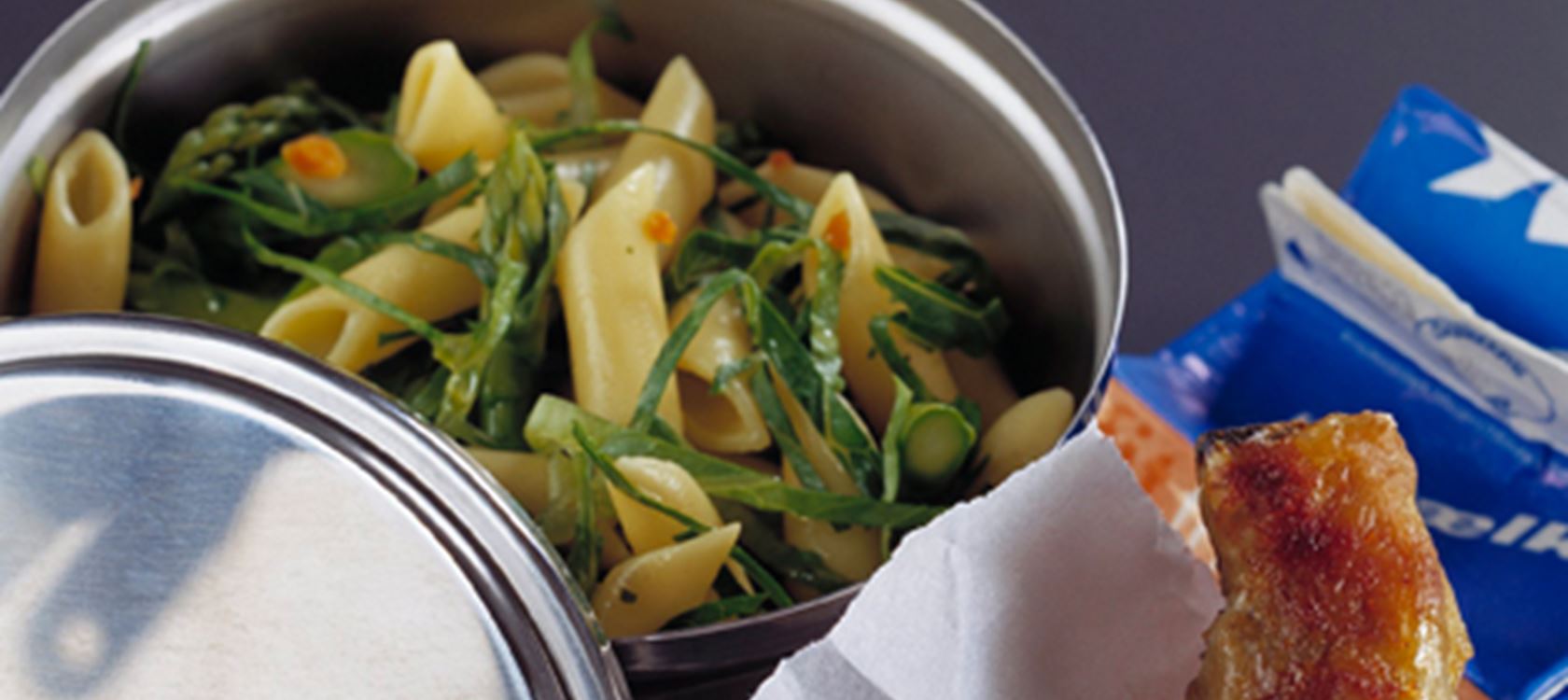 Pastasalat og kyllingelår