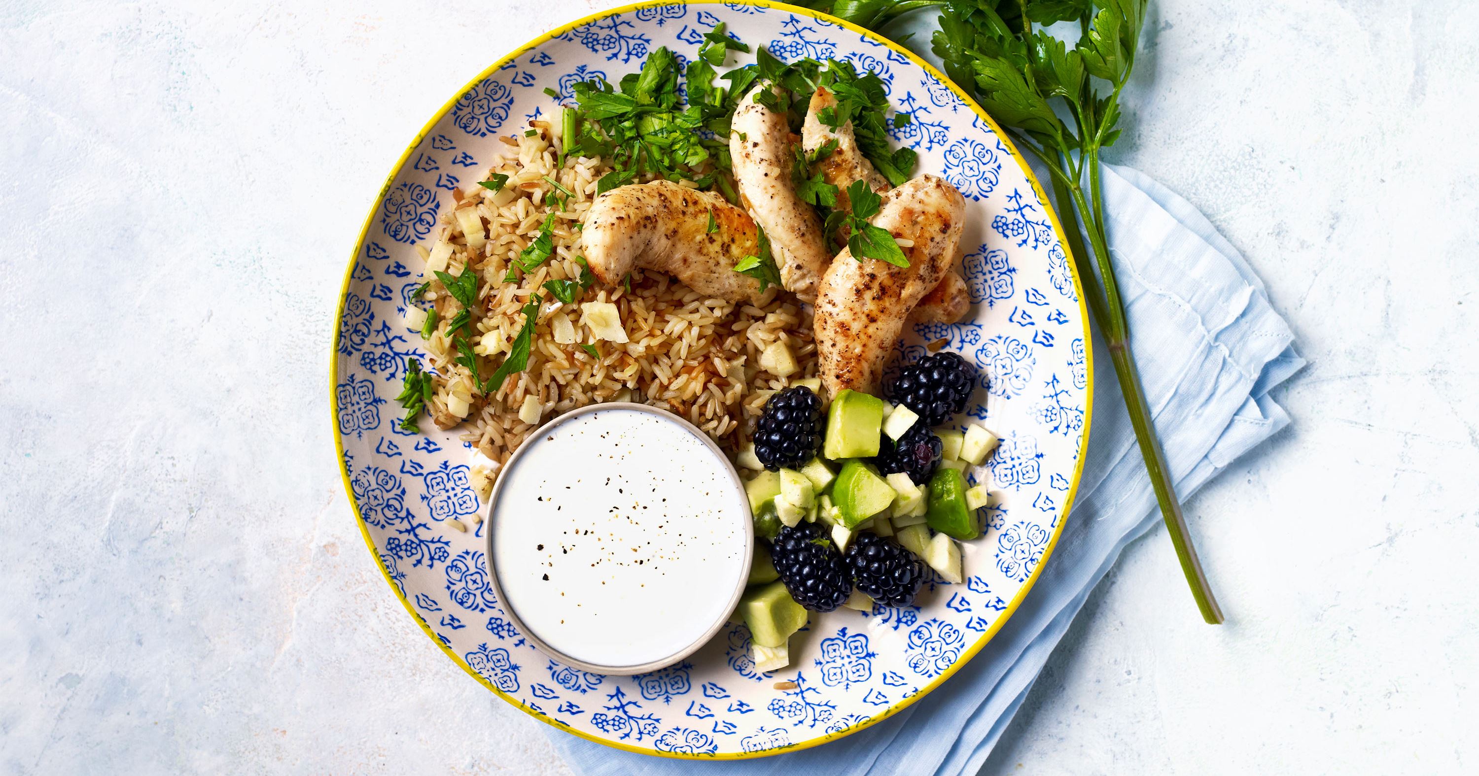 Rispilaf med brombærsalsa og sursød dressing