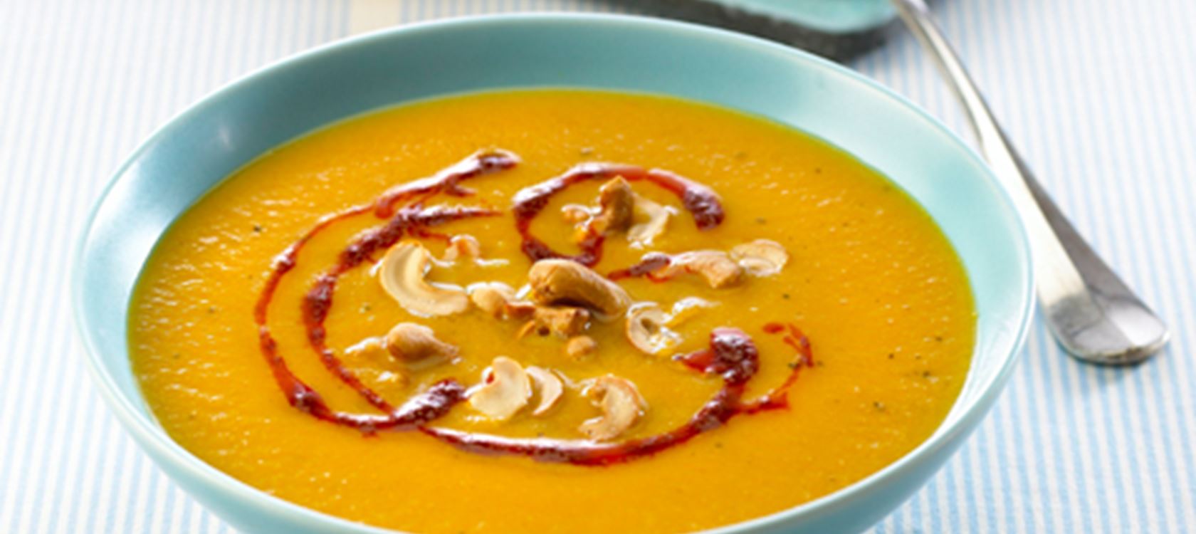 Gulerodssuppe med paprikasmør og nødder