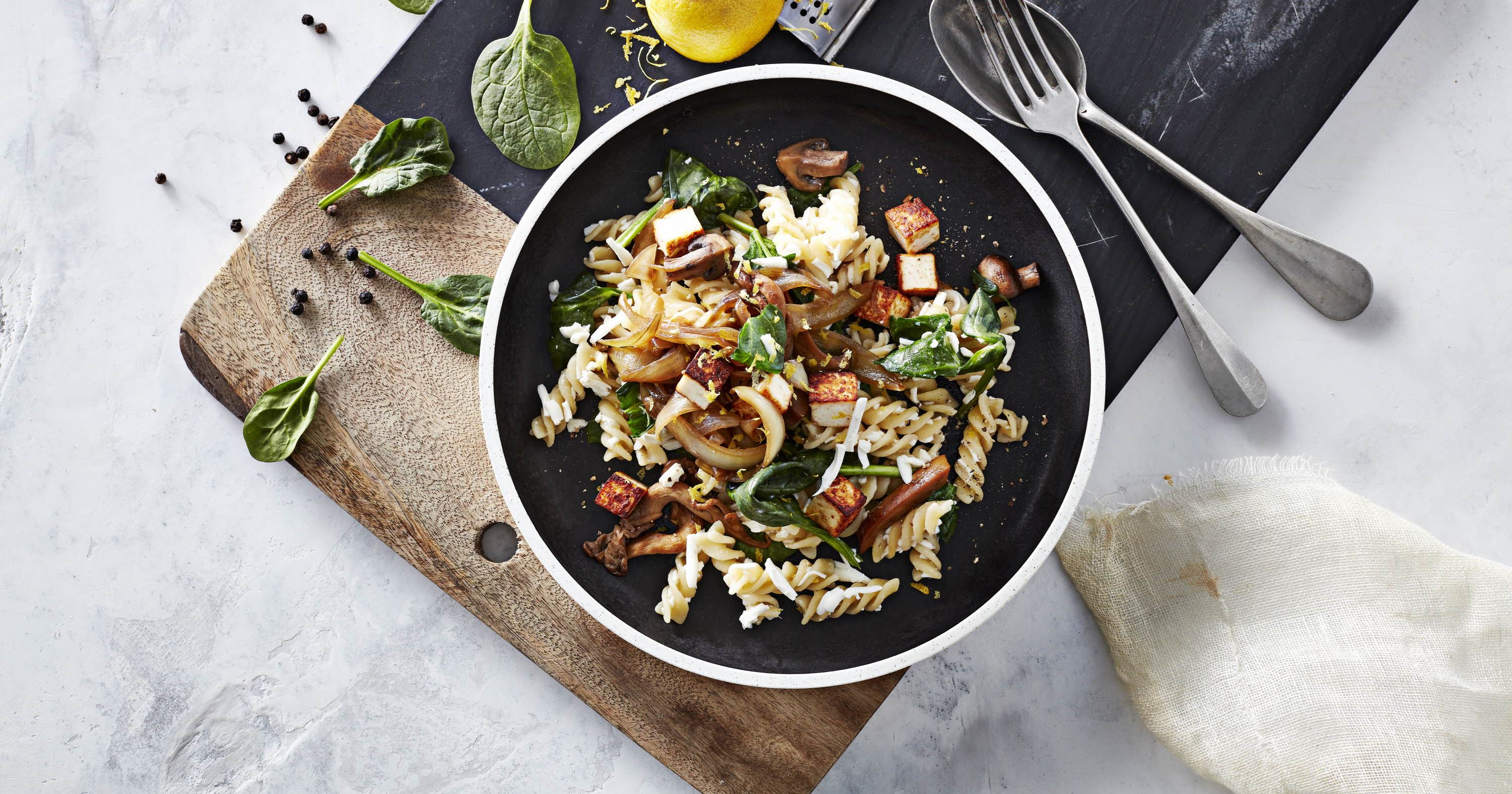 Pasta med svampe og stegt salatost