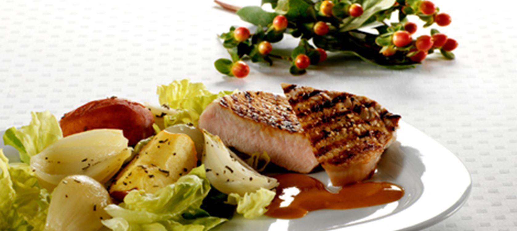 Grillstegte koteletter med lun salat