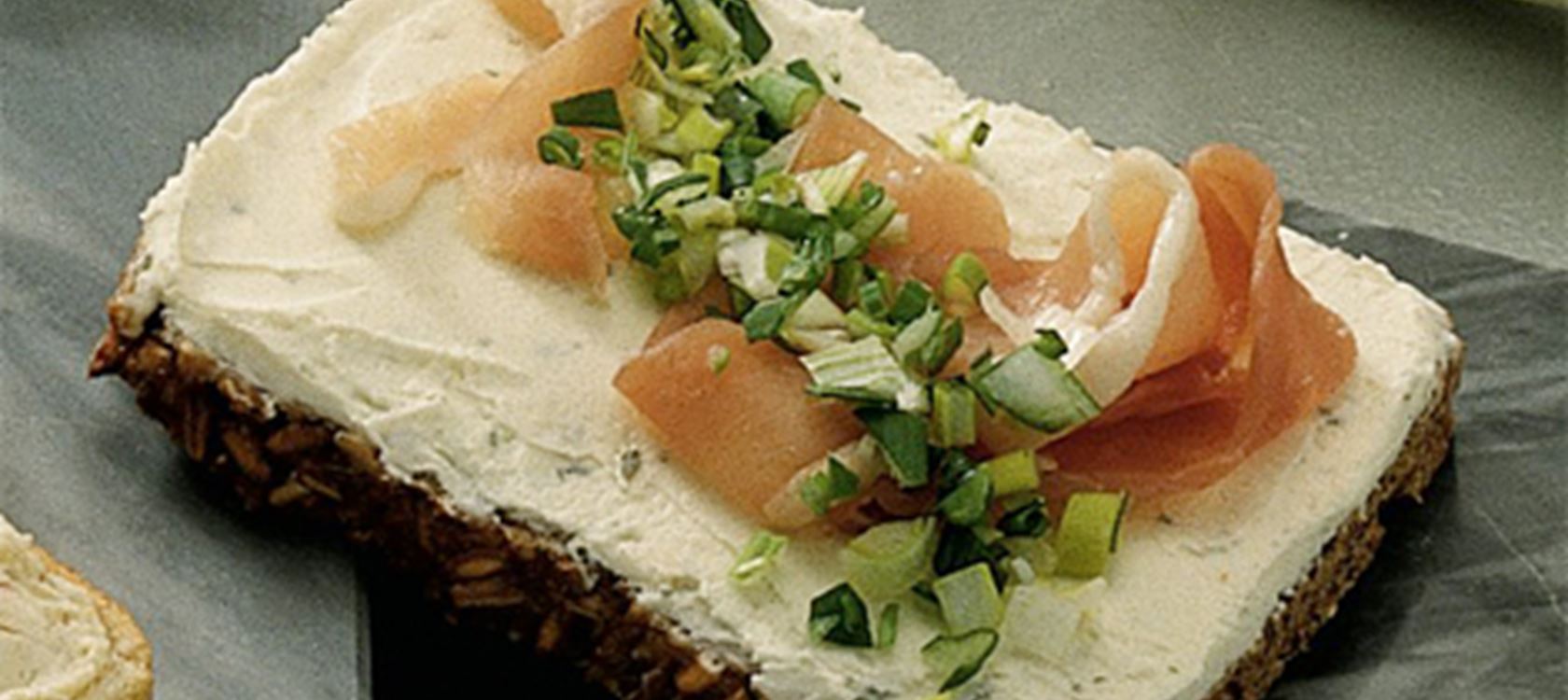 Smørrebrød med flødeost og forårsløg